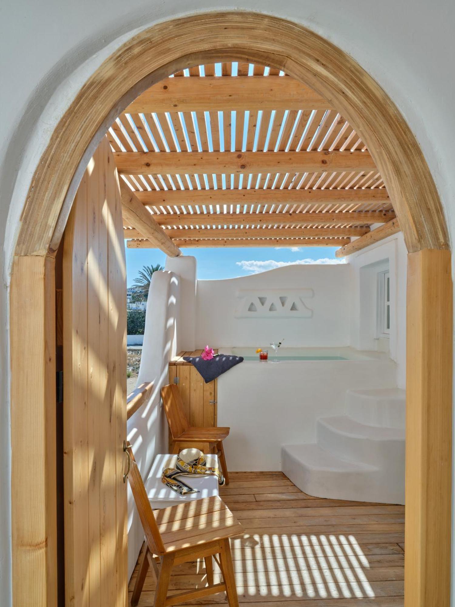 Zefi & 4* Naousa (Paros)